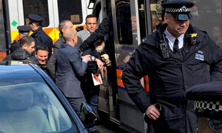 پدر آسانژ از دولت استرالیا خواست تا او را به خانه برگرداند