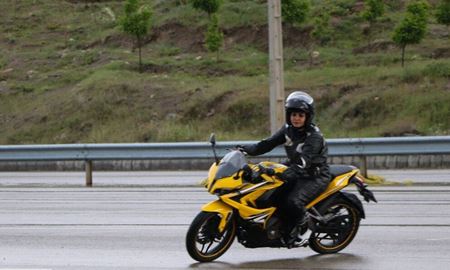 اختلاف نظر در مورد رانندگی با موتورسیکلت توسط زنان در ایران