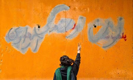 روسری‌سوزان و گیسوبُران زنان برای حکومت گران تمام شد