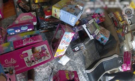 کشف دو دستگاه ون حامل هزاران اسباب‎‌بازی سرقتی در گلدکوست، ایالت کوئینزلند