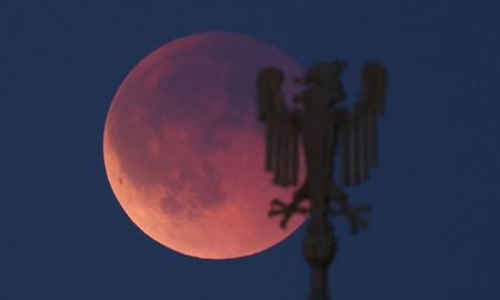 نمایش زیبای ماه سرخ در آسمان شب استرالیا 
