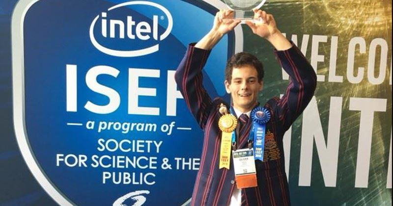 الیور نیکولز 19 ساله از سیدنی  برنده جایزه برترین اختراع نمایشگاه اینتل شد