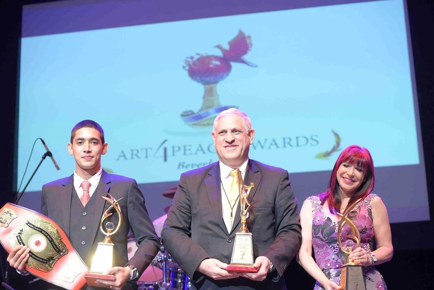 دکتر کیوان دهناد برگزیده و مفتخر به دریافت جام هنر در خدمت صلح 2018 جهان