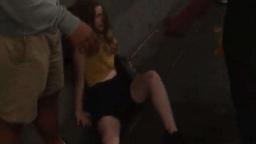 رفتار خشن نیروهای حفاظتی مترو با یک دختر جوان در ایستگاه متروی در ملبورن