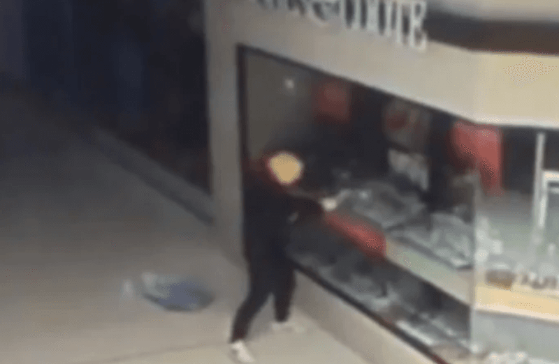 سرقت در بریزبن استرالیا با با ماسک دونالد ترامپ 