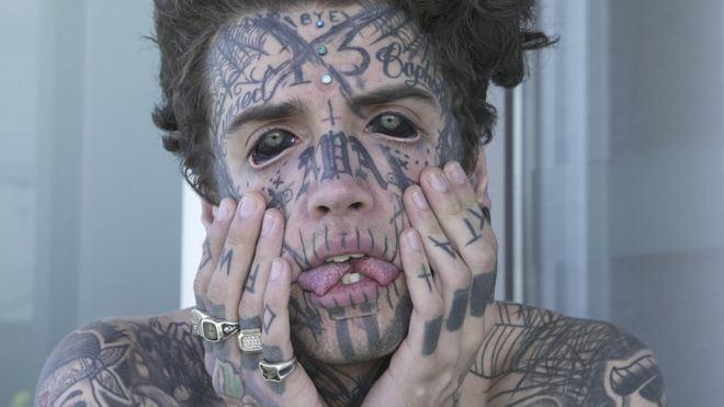 مدل خالکوبی شده ملبورن، پلیس را به خاطر حکم بازداشتش به مسخره گرفت