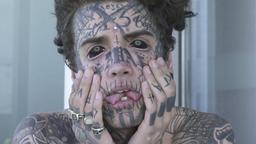 مدل خالکوبی شده ملبورن، پلیس را به خاطر حکم بازداشتش به مسخره گرفت