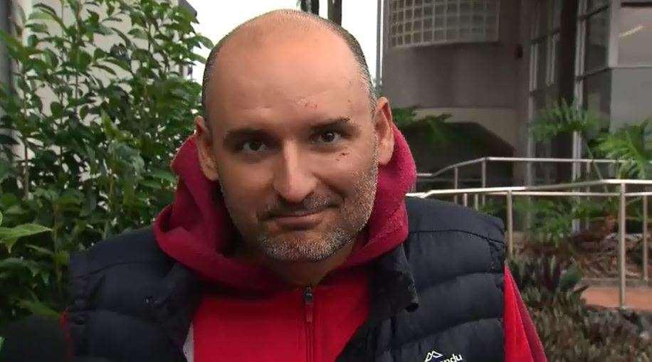 گلاویز شدن کارآگاه پلیس استرالیا با متهم در حین مصاحبه تلویزیونی