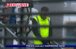 اعتراض یک ایرانی علیه دولت جمهوری اسلامی و فرستادن پیام دوستی به آمریکا بر بالای  برج سیدنی استرالیا