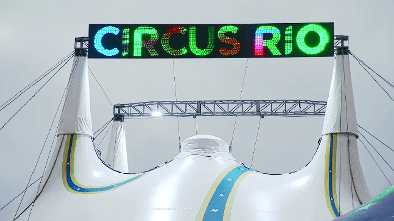 سقوط و زخمی شدن یک زن آکروبات از ارتفاع ۱۱ متری 