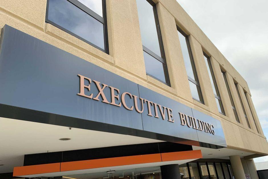 بازداشت مردی که قصد ریختن 8 تن فضولات حیوانی درجلوی  درب ساختمان هیئت دولت ایالت تاسمانی استرالیا را داشت