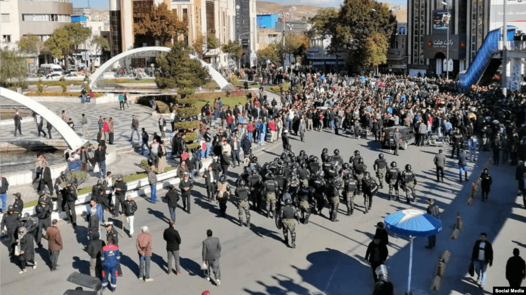 مروری بر موج گسترده تجمع و اعتراض به افزایش قیمت بنزین در ایران