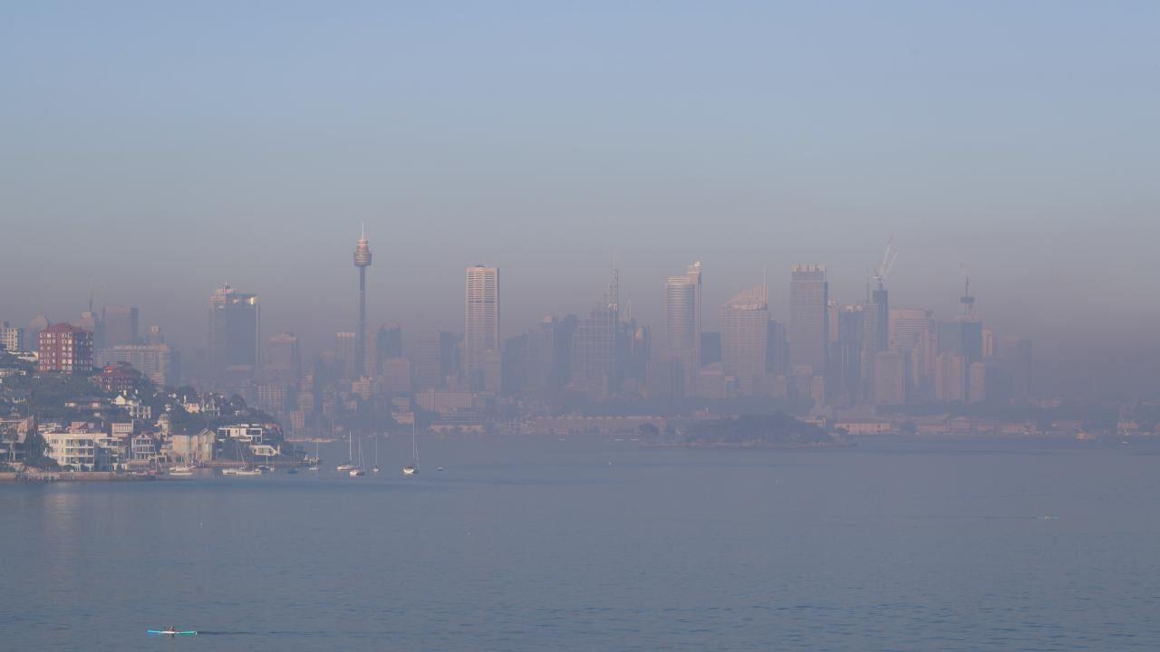 بدلیل دود غلیظ ناشی از آتش‌سوزی‌ها ، آسمان سیدنی سیاه‌پوش شد