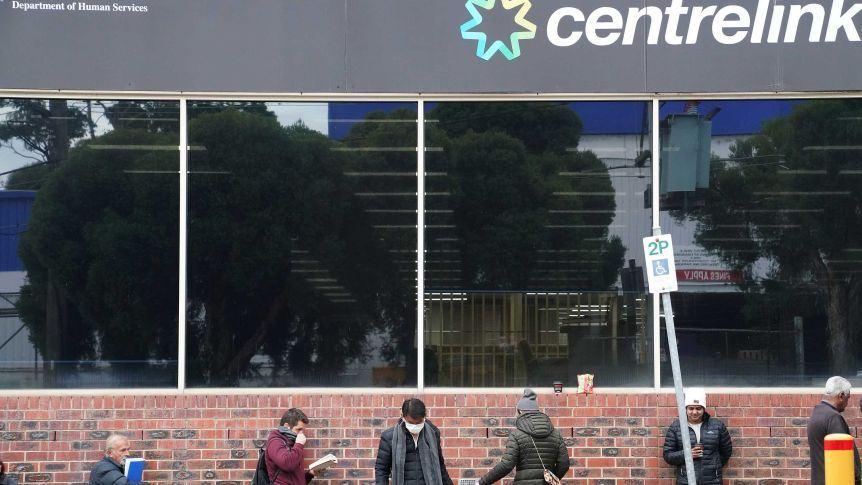 افزایش حداقل 100 دلار درهفته به پرداخت جاب سیکر و الحاق آن به حقوق و دستمزد 