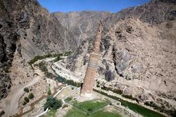 قامت منار جام افغانستان درحال خم شدن است