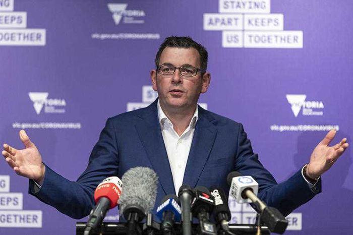 انتقال دنیل اندروز نخست وزیر ایالت ویکتوریا  به بخش ترومای بیمارستان