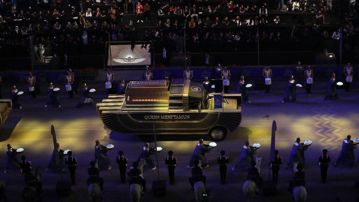 رژه فراعنه در خیابان‌های پایتخت مصر