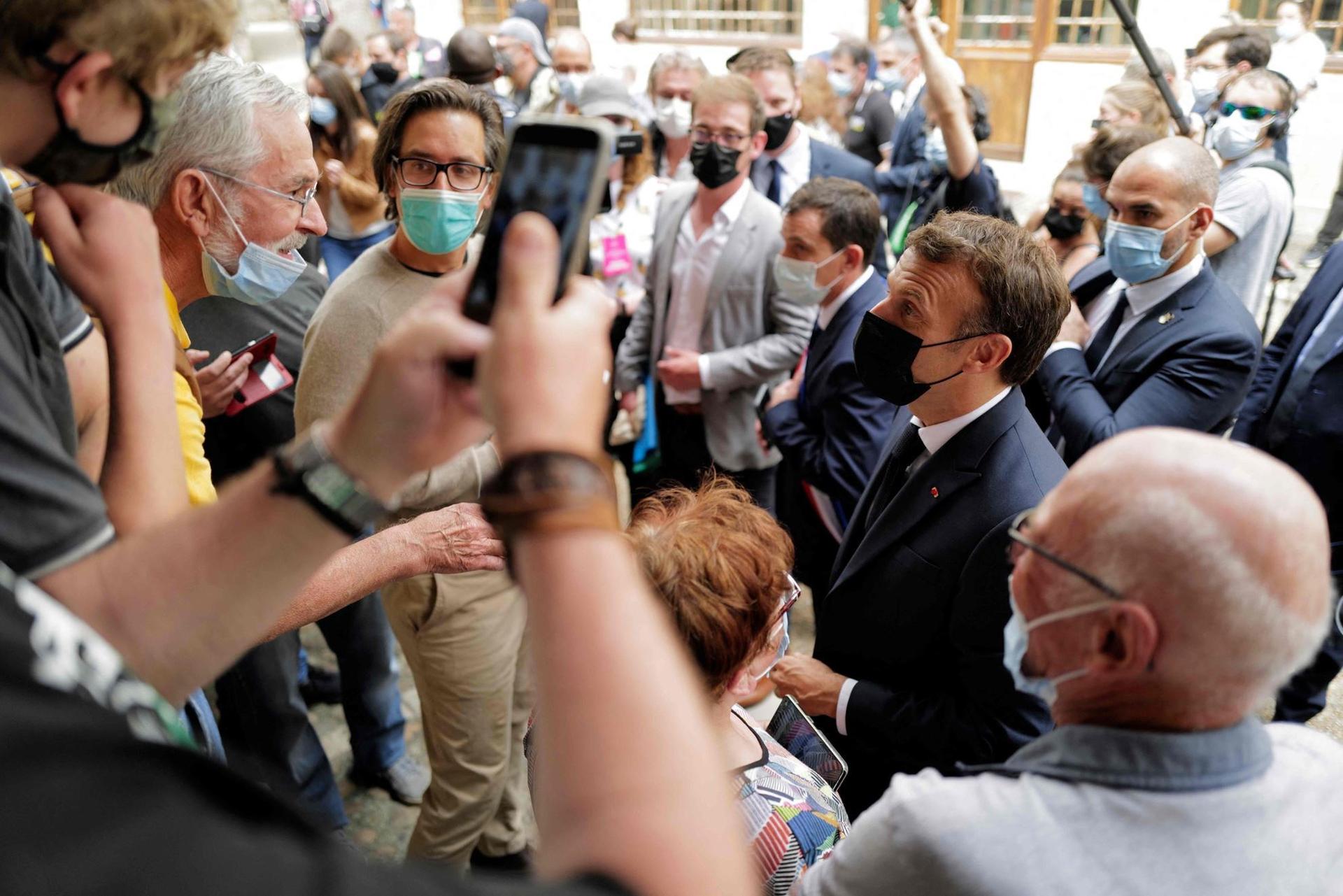 سیلی بر صورت رئیس جمهور فرانسه