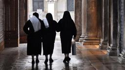 عدم تمدید ویزای یک راهبه کاتولیک در ایران