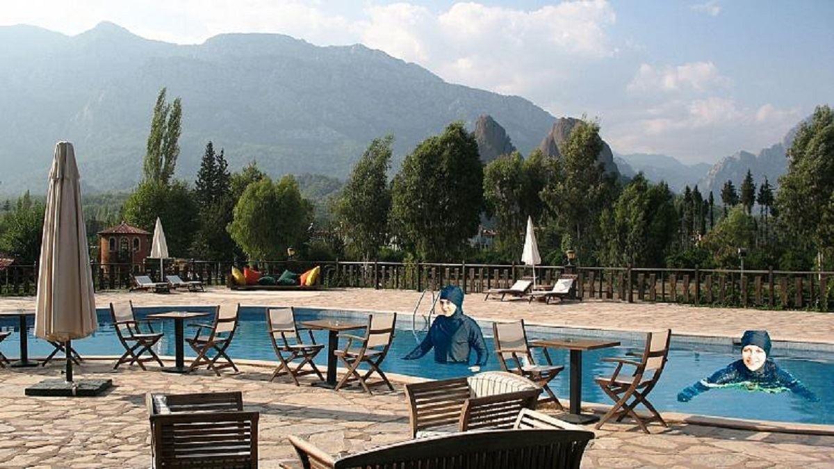 جریمه شدن چند فعال زن در فرانسه به دلیل پوشیدن بورکینی در استخر