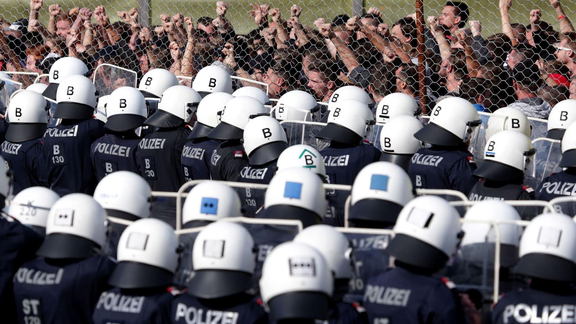 سربازان اتریشی مانع ورود پناهجویان به این کشور می‌شوند