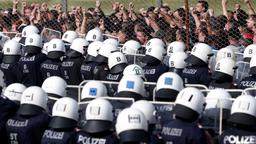 سربازان اتریشی مانع ورود پناهجویان به این کشور می‌شوند