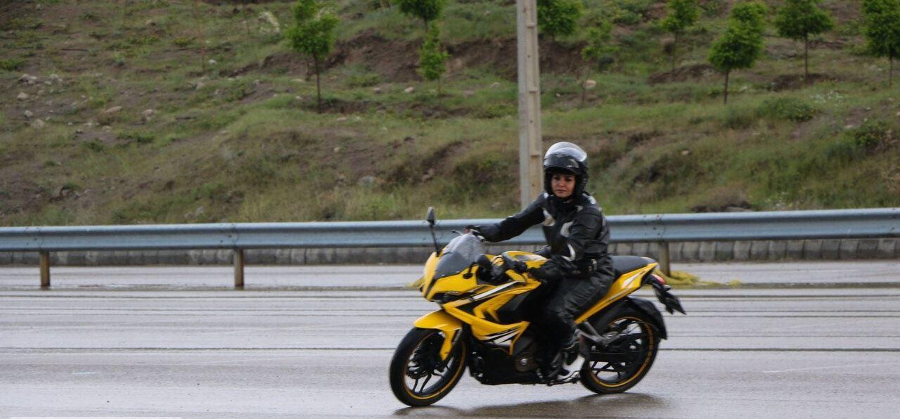 اختلاف نظر در مورد رانندگی با موتورسیکلت توسط زنان در ایران