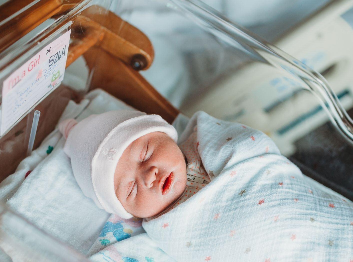 تقاضای 2.5 میلیون پوند غرامت به دلیل جابه‌جا شدن نوزادان در بیمارستان