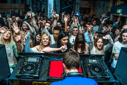 بریتانیایی‌ها بدون کارت واکسن به کلوب‌های شبانه بروند