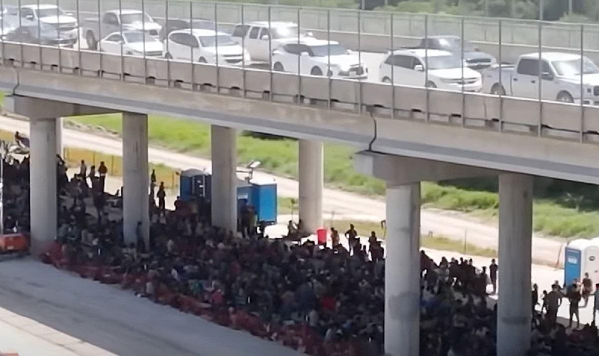 اسکان مهاجران زیر یک پل در آمریکا