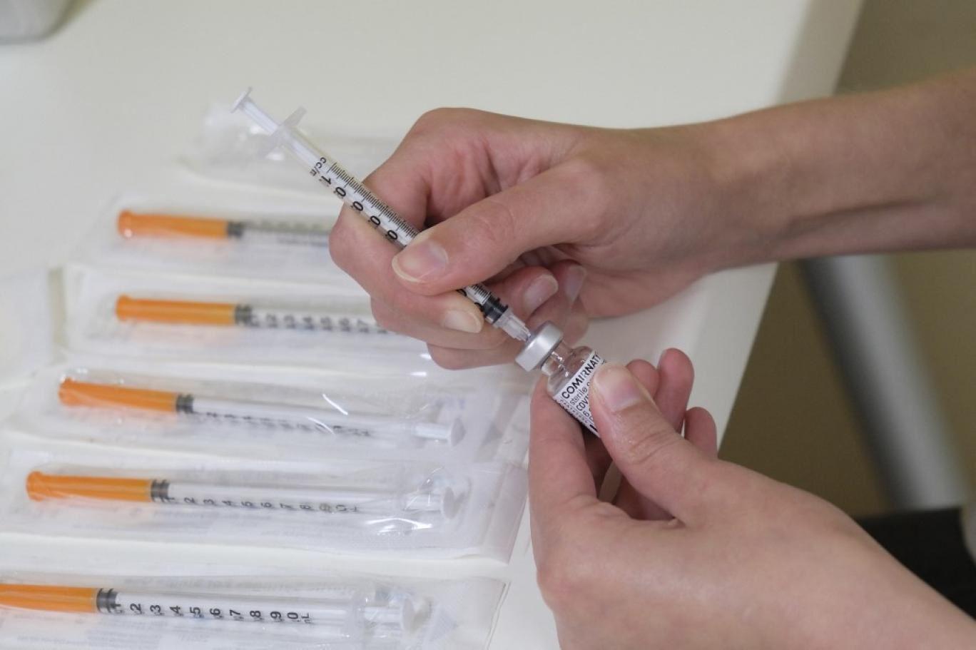 آغاز تزریق دُز سوم واکسن کرونا به کارکنان نظام سلامت ایران