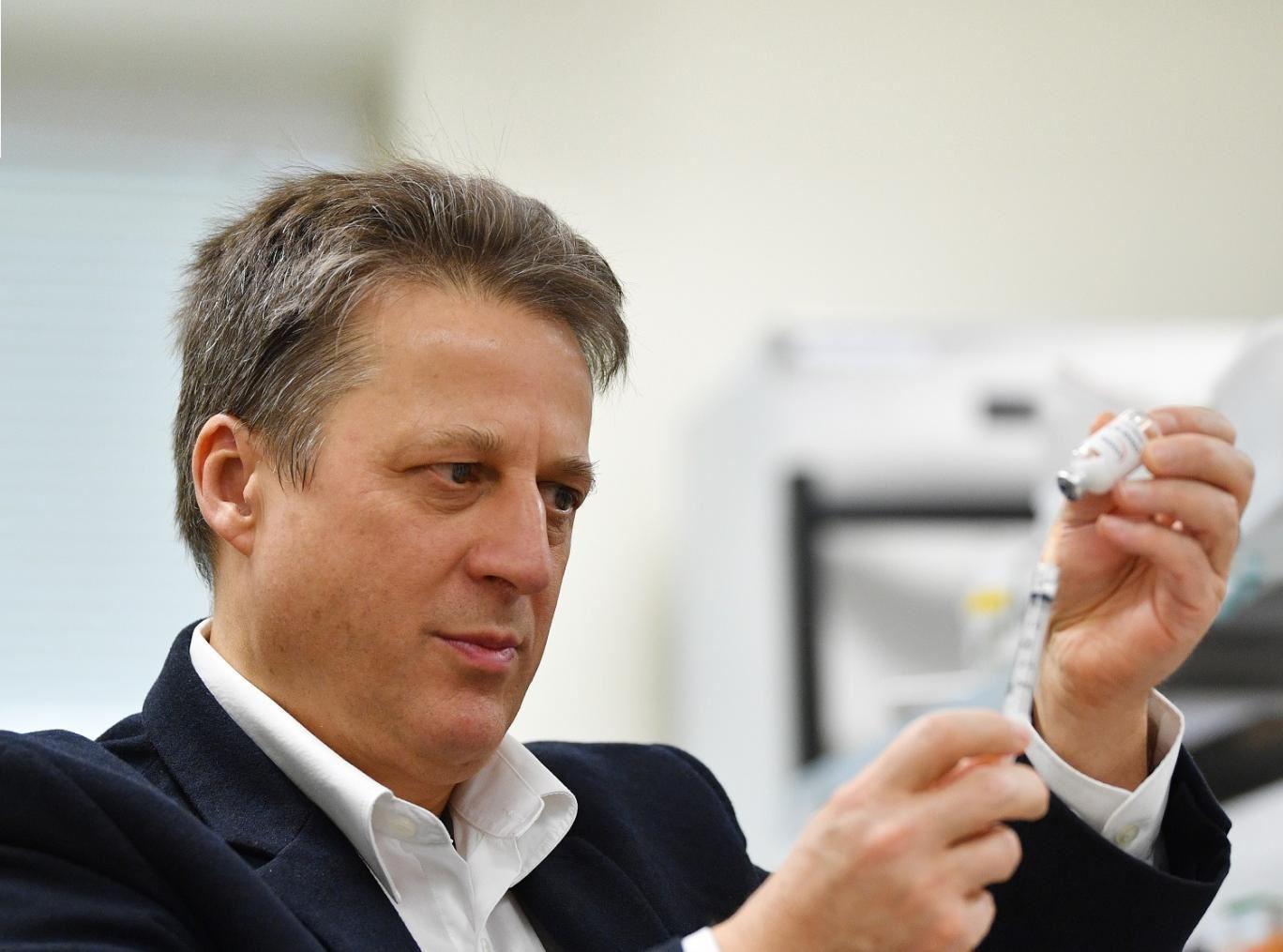 تهدید به اخراج واکسن‌شناس استرالیایی به دلیل عدم تزریق واکسن‌های خارجی