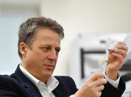 تهدید به اخراج واکسن‌شناس استرالیایی به دلیل عدم تزریق واکسن‌های خارجی