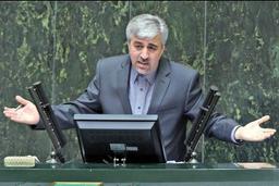 وزیر ورزش خلاف سیاست‌های دولت شنا می‌کند !