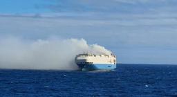 آتش گرفتن یک کشتی با هزاران خودرو لوکس در سواحل پرتغال