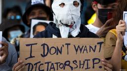 تعداد حکومت‌های خودکامه از دموکرات‌ها پیش افتاد