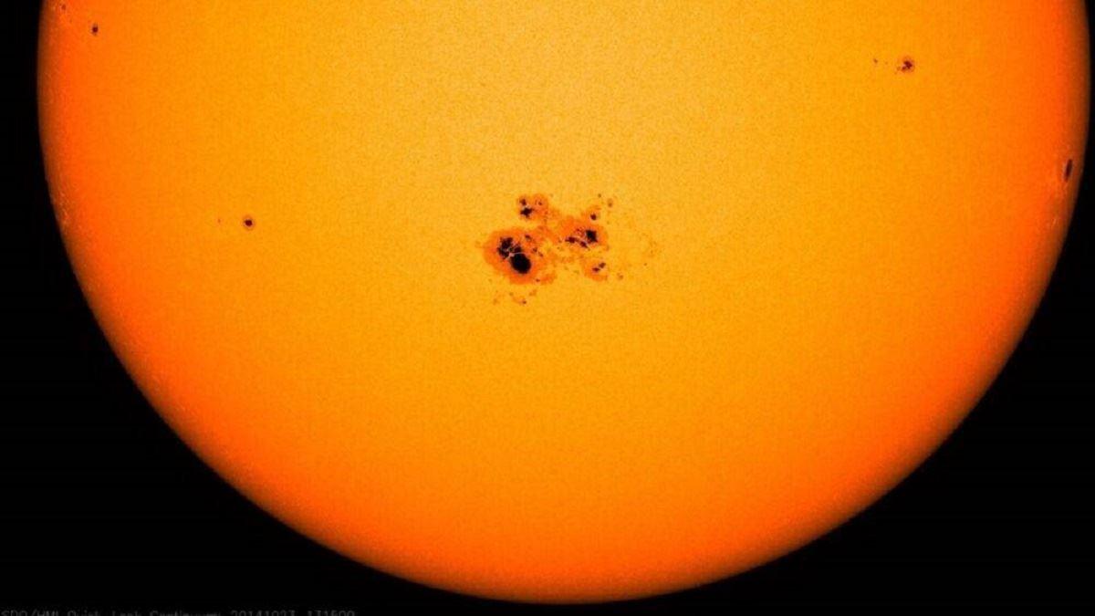 آیا باید نگران لکه خورشیدی با حجم سه برابر کره زمین باشیم؟