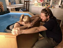 نتایج یک تحقیق: بی‌خطر بودن و پرفایده بودن زایمان در آب