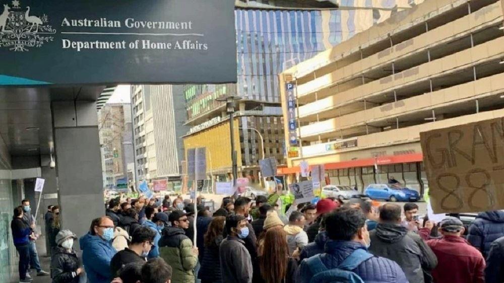 اعتراض به، در اولویت قراردادن صدور ویزاهای موقت از سوی دولت استرالیا