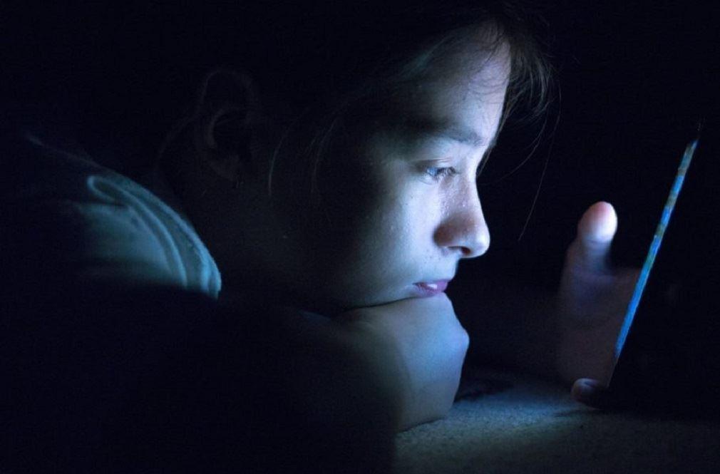 تاثیر نورآبی تلفن‌های هوشمند بر بلوغ زودرس کودکان