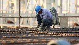 پیش بینی سقوط دوباره دستمزد کارگران ایرانی در سال 1402