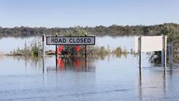خروج افراد مسن از ناحیه سیل زده بورک‌تاون در ایالت کوئینزلند استرالیا