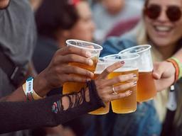 کاهش توده‌های عضلانی، در افرادی که زیاد الکل می‌نوشند