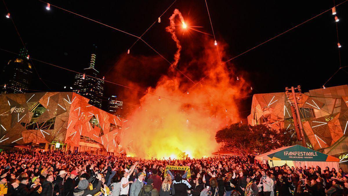 شب پرماجرای هواداران فوتبال در میدان فدراسیون ویکتوریا