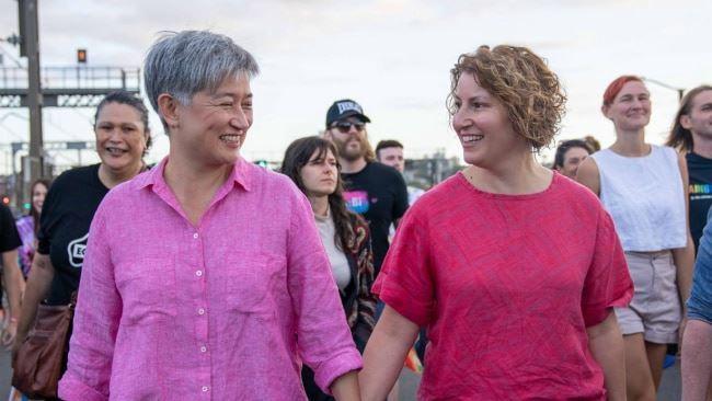 اعلام ازدواج پنی ونگ با پارتنر خود پس از 18 سال ارتباط