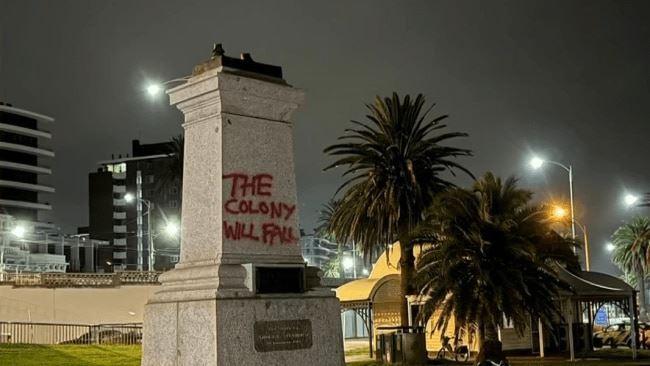 مجسمه کاپیتان کوک در ملبورن به پایین کشیده شد