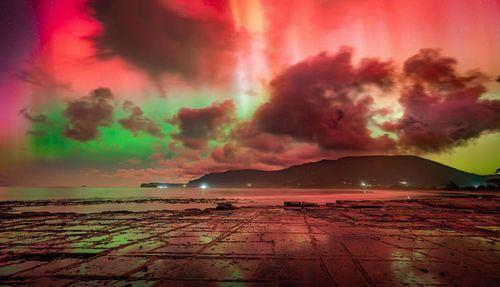 شفق قطبی همراه با رنگ‌های چشم‌نواز و زیبا در آسمان استرالیا