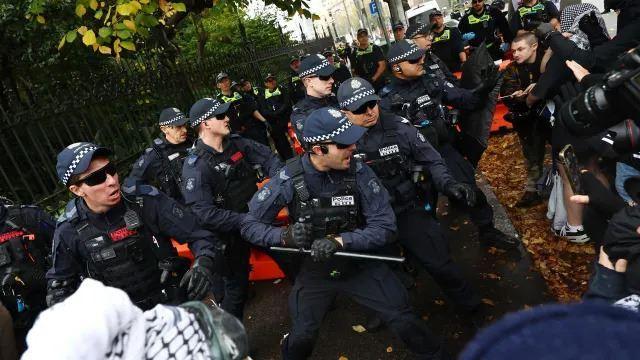 تظاهرات گروه‌های ضد یهودی و مخالفان آن‌ها در مقابل  پارلمان ویکتوریا