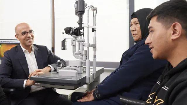 تلاش متخصص چشم ایرانی تبار برای درمان اختلالات بینایی پناهندگان 