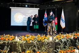 معرفی خانم فائزه علوی ، یکی از برترین های شب جایزه رادیو نشاط استرالیا